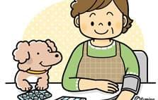 血圧を測る女性