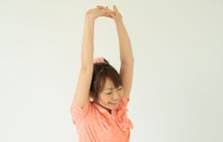 背伸びをする女性